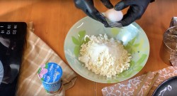 Сырники из творога на сковороде пышные - шаг 2