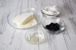 Сырники из творожной массы с изюмом - шаг 1 Сырники из творожной массы с изюмом - шаг 1