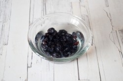 Сырники из творожной массы с изюмом - шаг 2 Сырники из творожной массы с изюмом - шаг 2