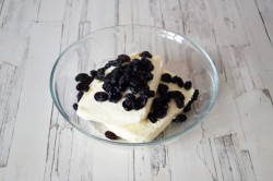 Сырники из творожной массы с изюмом - шаг 3 Сырники из творожной массы с изюмом - шаг 3