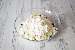 Сырники из творожной массы с изюмом - шаг 4 Сырники из творожной массы с изюмом - шаг 4