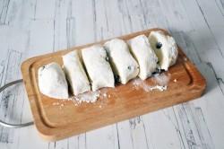 Сырники из творожной массы с изюмом - шаг 7 Сырники из творожной массы с изюмом - шаг 7