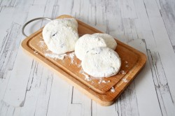 Сырники из творожной массы с изюмом - шаг 8 Сырники из творожной массы с изюмом - шаг 8