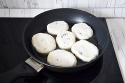 Сырники из творожной массы с изюмом - шаг 9 Сырники из творожной массы с изюмом - шаг 9