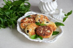 Сырники из творожной массы с изюмом - шаг 10 Сырники из творожной массы с изюмом - шаг 10