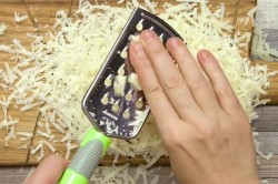 Сырные корзинки из сыра для салата - шаг 1