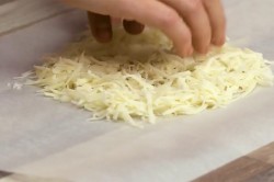 Сырные корзинки из сыра для салата - шаг 2