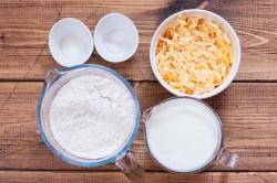 Сырные лепешки на сковороде - шаг 1