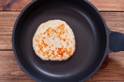 Сырные лепешки на сковороде - шаг 6