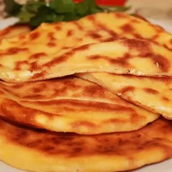 Сырные лепешки на сметанном тесте с чесноком и майонезом