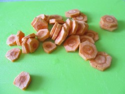 Сырный суп с колбасой и плавленным сыром - шаг 2