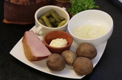 Сытный салат Идеальный с маринованным луком - шаг 1