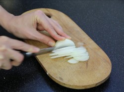 Сытный салат Идеальный с маринованным луком - шаг 2