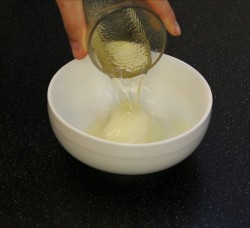 Сытный салат Идеальный с маринованным луком - шаг 3