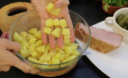 Сытный салат Идеальный с маринованным луком - шаг 4