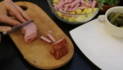 Сытный салат Идеальный с маринованным луком - шаг 5