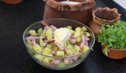 Сытный салат Идеальный с маринованным луком - шаг 7