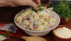 Сытный салат Идеальный с маринованным луком - шаг 8