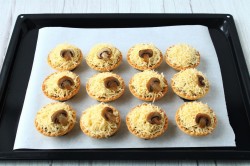 Жульен с грибами в тарталетках в духовке - шаг 11