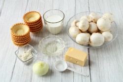 Жульен с грибами в тарталетках в духовке - шаг 1