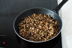 Жульен с грибами в тарталетках в духовке - шаг 5