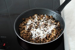 Жульен с грибами в тарталетках в духовке - шаг 6