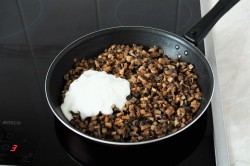 Жульен с грибами в тарталетках в духовке - шаг 7