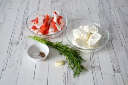 Тарталетки с сыром и чесноком с крабовыми палочками - шаг 1 Тарталетки с сыром и чесноком с крабовыми палочками - шаг 1