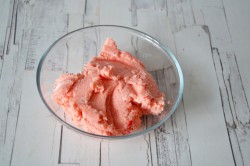 Тарталетки с сыром и чесноком с крабовыми палочками - шаг 2 Тарталетки с сыром и чесноком с крабовыми палочками - шаг 2