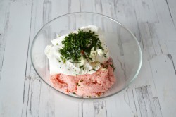 Тарталетки с сыром и чесноком с крабовыми палочками - шаг 4 Тарталетки с сыром и чесноком с крабовыми палочками - шаг 4