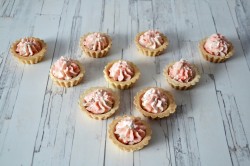 Тарталетки с сыром и чесноком с крабовыми палочками - шаг 8 Тарталетки с сыром и чесноком с крабовыми палочками - шаг 8