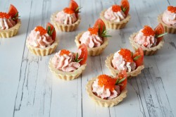 Тарталетки с сыром и чесноком с крабовыми палочками - шаг 9 Тарталетки с сыром и чесноком с крабовыми палочками - шаг 9