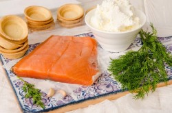 Тарталетки с семгой и сыром - шаг 1