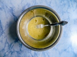 Быстрое пышное тесто на кефире без дрожжей - шаг 2