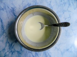 Быстрое пышное тесто на кефире без дрожжей - шаг 3