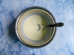 Быстрое пышное тесто на кефире без дрожжей - шаг 4