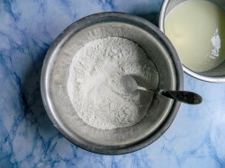 Быстрое пышное тесто на кефире без дрожжей - шаг 5