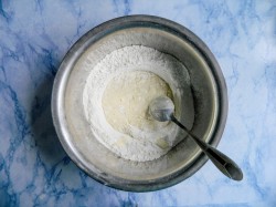 Быстрое пышное тесто на кефире без дрожжей - шаг 6