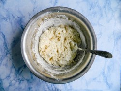 Быстрое пышное тесто на кефире без дрожжей - шаг 7