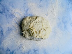 Быстрое пышное тесто на кефире без дрожжей - шаг 8