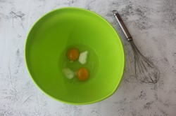 Тесто для беляшей на кефире без дрожжей - шаг 3