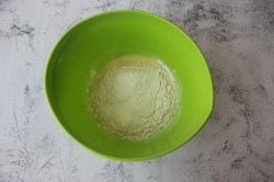 Тесто для беляшей на кефире без дрожжей - шаг 5