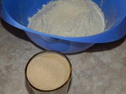 Тесто для пиццы на молоке - шаг 1 Тесто для пиццы на молоке - шаг 1