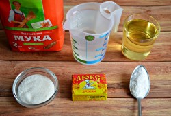 Тесто для пирожков на сковороде на воде - шаг 1 Тесто для пирожков на сковороде на воде - шаг 1