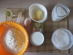 Дрожжевое тесто для сладкого рулета с ванилью - шаг 1