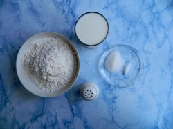 Тесто для вареников на кефире - шаг 1 Тесто для вареников на кефире - шаг 1