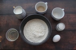 Тесто на сухих дрожжах на молоке на пирожки - шаг 1 Тесто на сухих дрожжах на молоке на пирожки - шаг 1