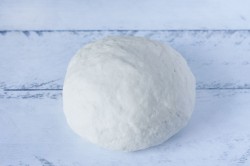 Тесто на воде с сухими дрожжами - шаг 4 Тесто на воде с сухими дрожжами - шаг 4