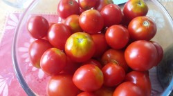 Помидоры с морковной ботвой и лаврушкой на зиму - шаг 3 Помидоры с морковной ботвой и лаврушкой на зиму - шаг 3