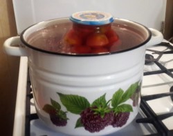 Помидоры с морковной ботвой и лаврушкой на зиму - шаг 5 Помидоры с морковной ботвой и лаврушкой на зиму - шаг 5